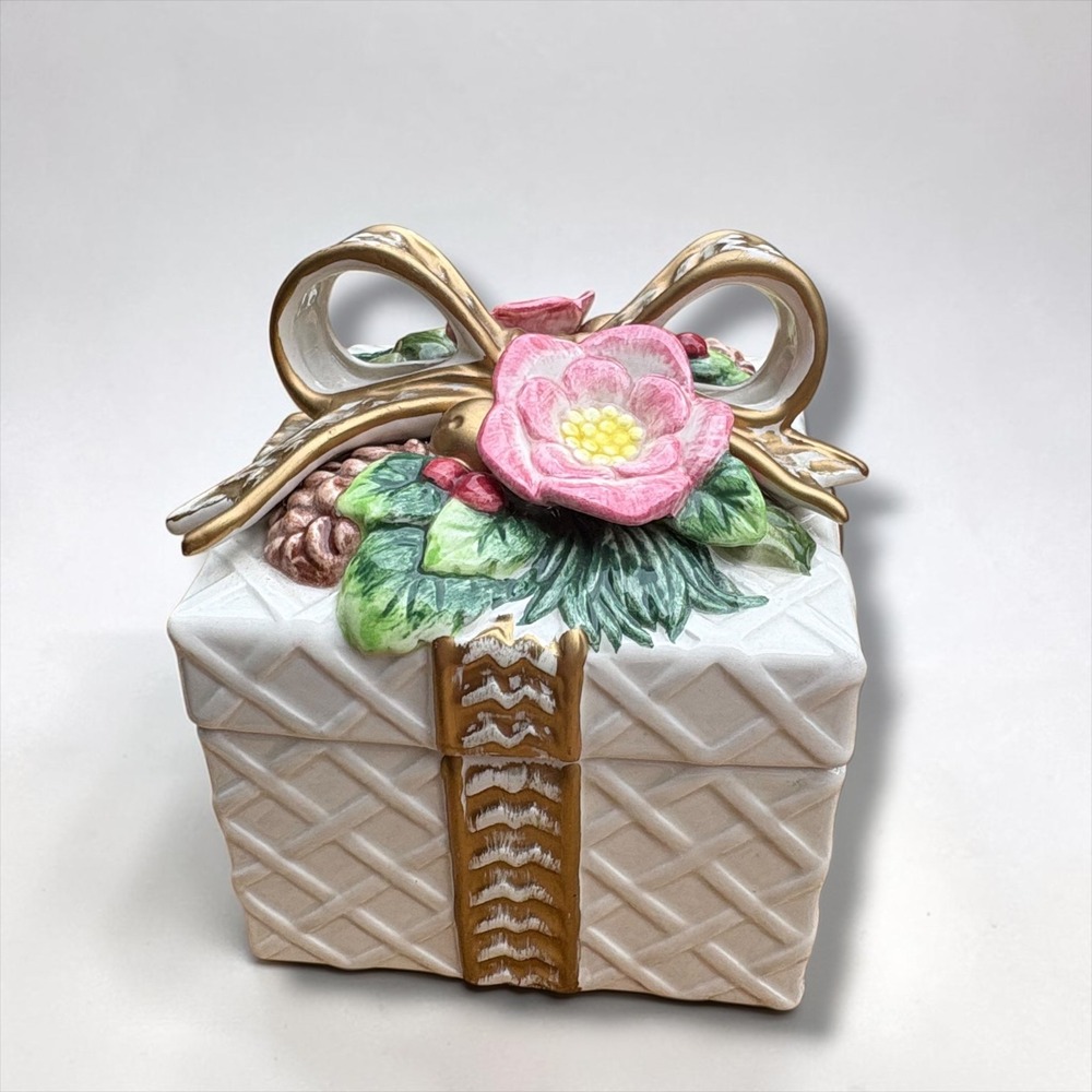 Fitz and Floyd Classics Ceramic Gift Box Trinket Box Gold Bow Floral Holiday
